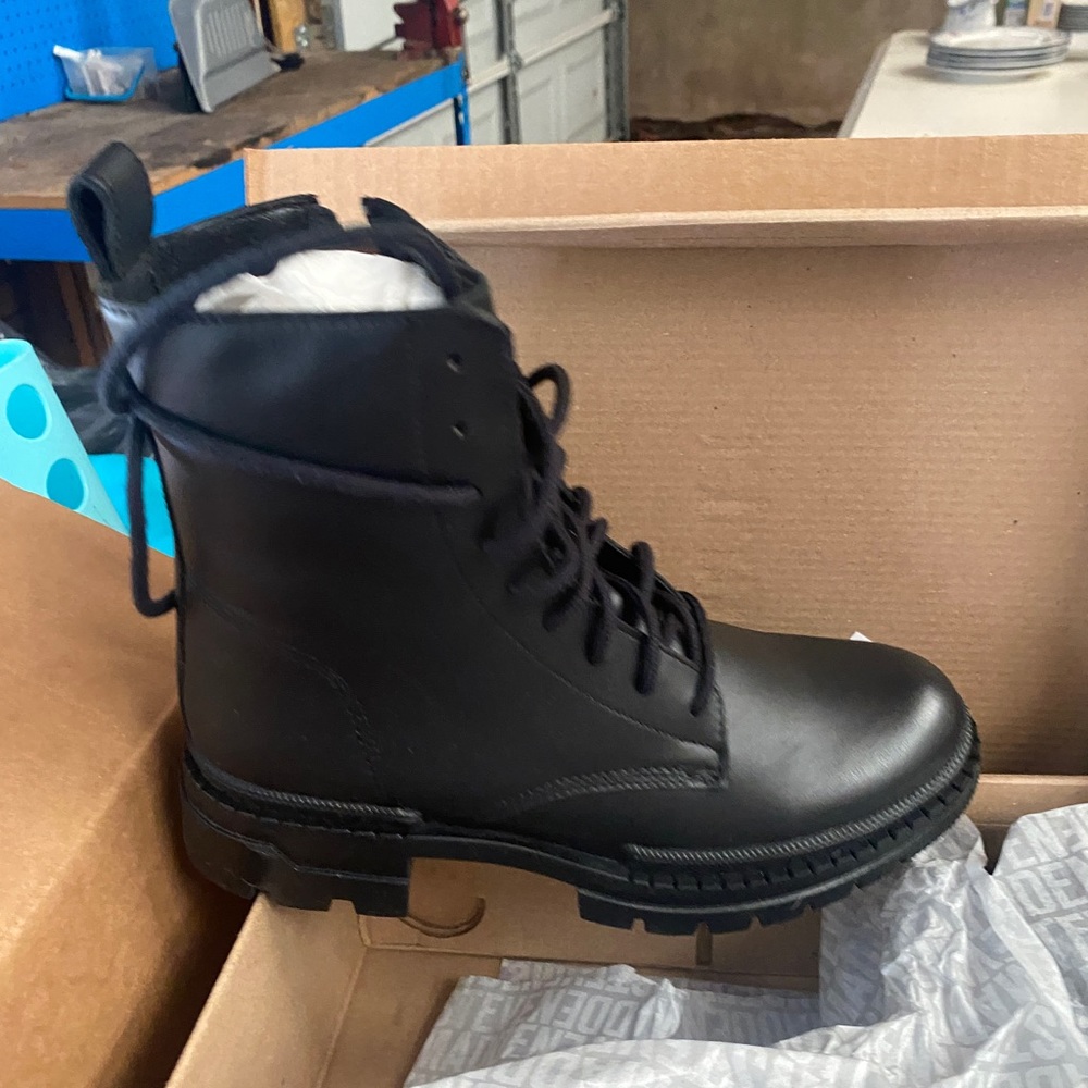 New in box Steve Madden jamisyn. 9.5 black leather.